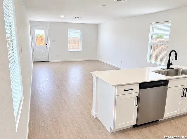 3 bed, 2.5 bath, 1360 sqft, $1,750 — Photo 4