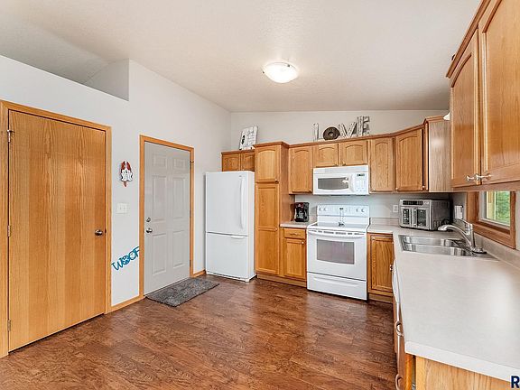 3rd image of 701 Cottonwood Dr