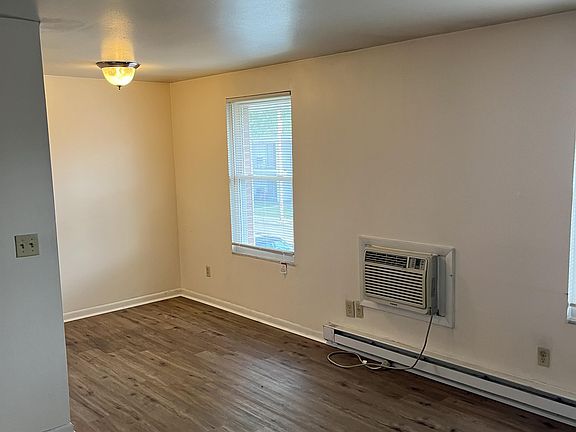4th image of 833 Continental Ct #4