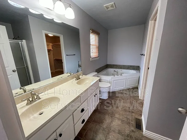 6063 N 19th Ave — Photo 10