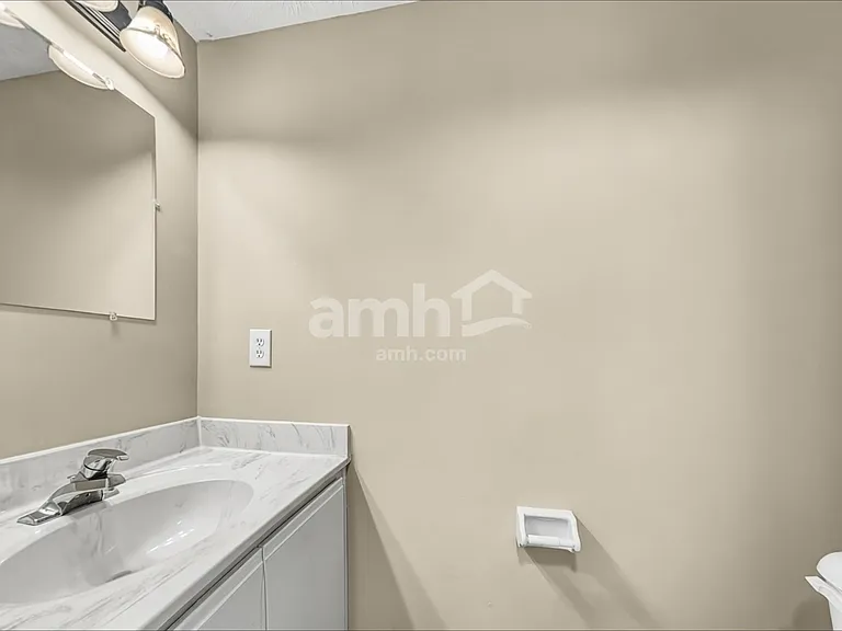 220 Hartford Ct — Photo 8