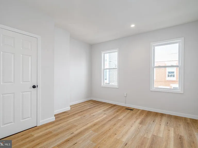 438 Dudley St — Photo 12