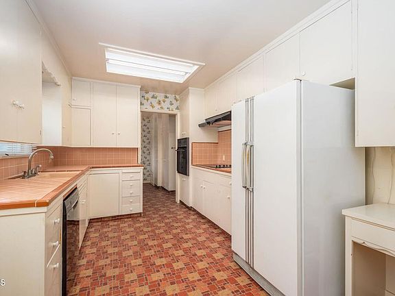 2nd image of 1024 Harvey Dr