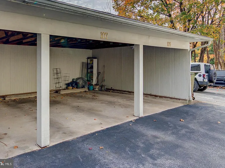 107 Montrose Ave — Photo 26