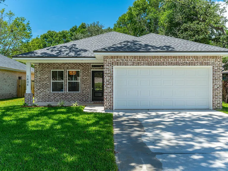 1404 Hickory St — Photo 1