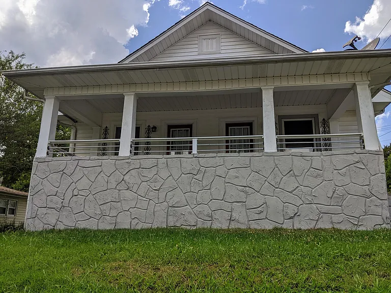 901 W Broadway St — Photo 1