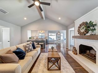 916 Hillside Ct, Bedford, TX 76022