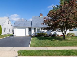 125 Meridian Rd, Levittown, NY 11756
