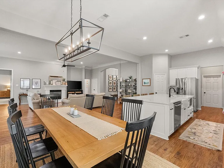 1702 Forest Bend Ln — Photo 16