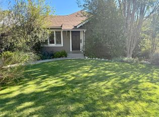 2040 Queensberry Rd, Pasadena, CA 91104