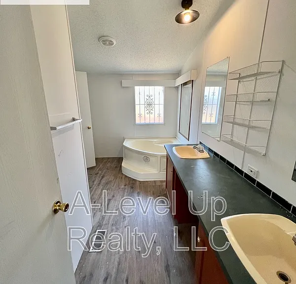 315 W Lee St — Photo 15