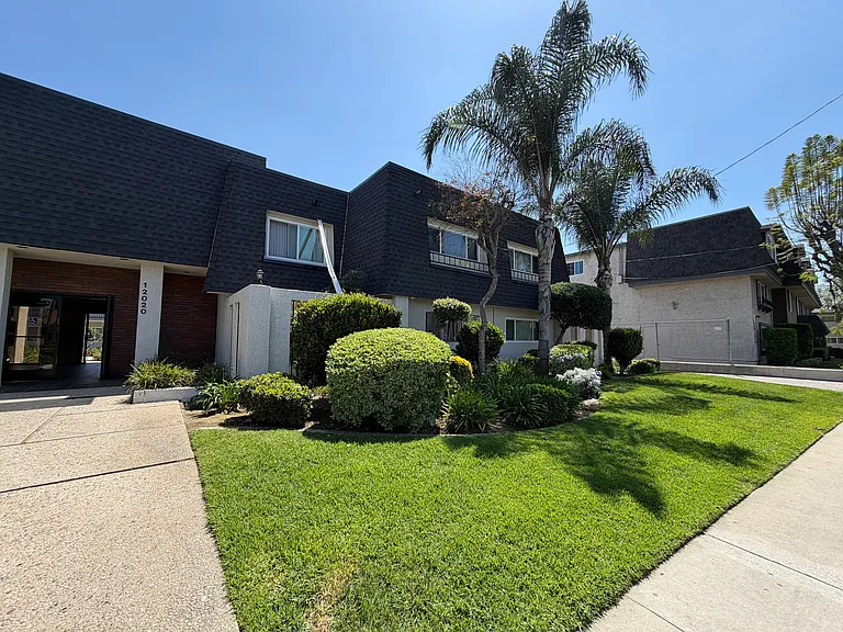 Downey Ave Apartments — Photo 4