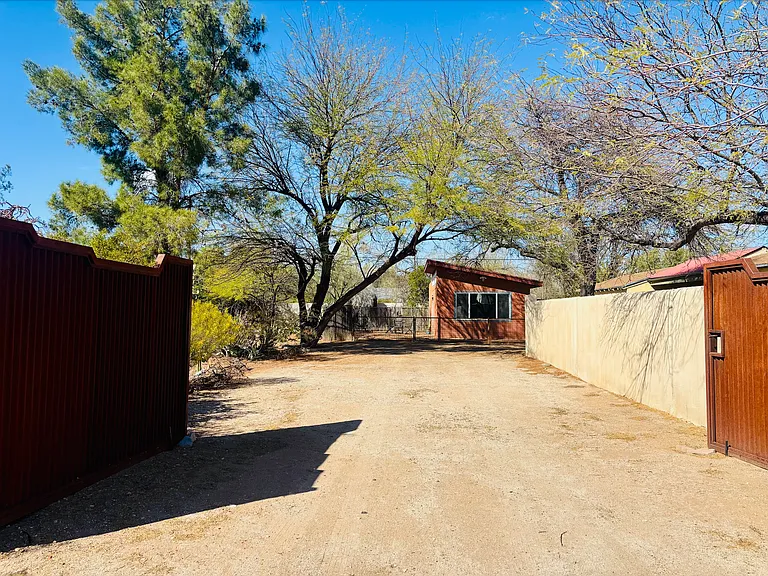 4225 E Kings Rd — Photo 15