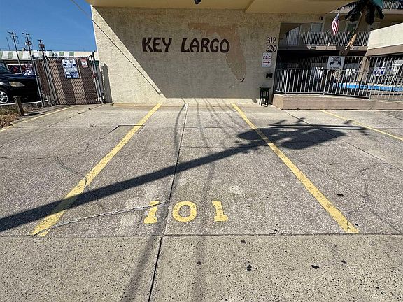 5th image of 320 E Wildwood Ave #101