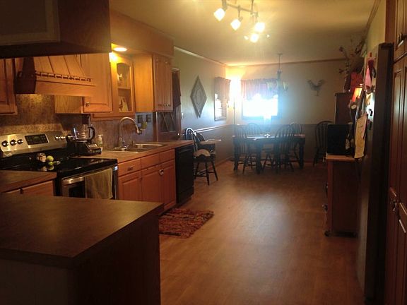 Kitchen and dining combo