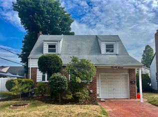 27 Thompson St, Valley Stream, NY 11580