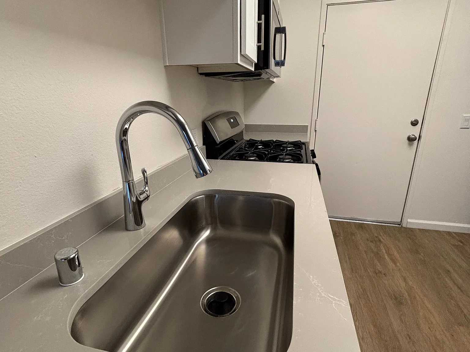 2 bed, 916 sqft, $2,750 — Photo 2