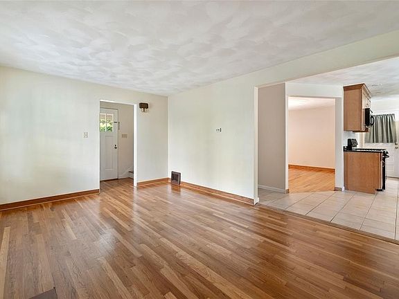 4th image of 1212 Hillside Dr