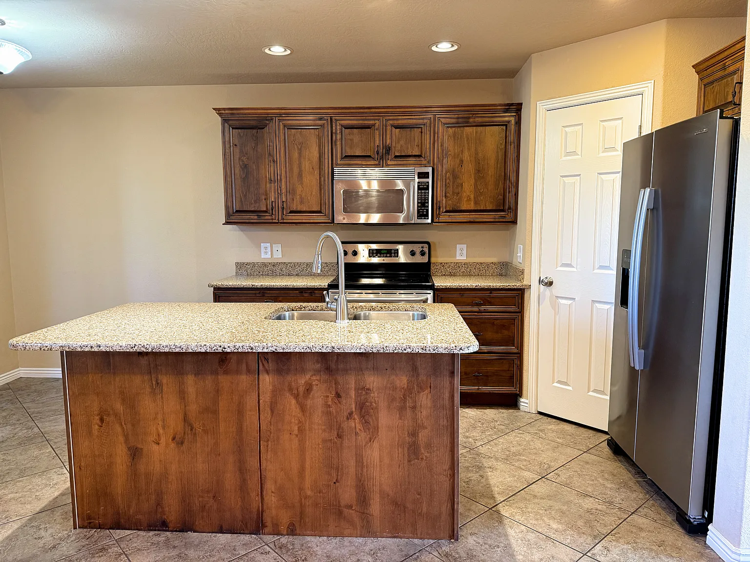 3 bed, 2.5 bath, 1430 sqft, $1,750 — Photo 3