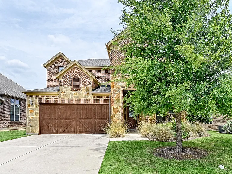 1208 Uplands Dr — Photo 2