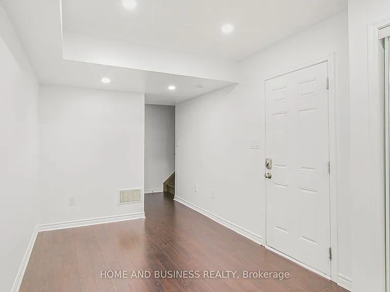 1135 Duignan Cres — Photo 22