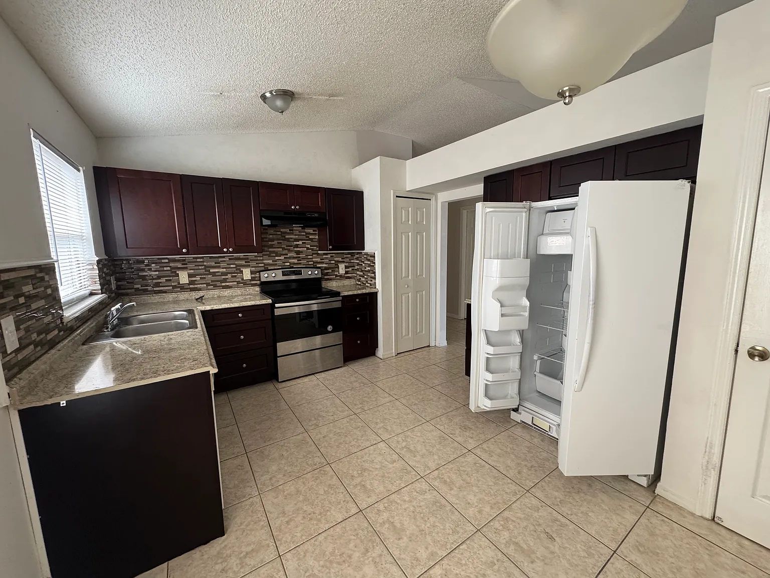 5 bed, 2.5 bath, 1660 sqft, $2,590 — Photo 2