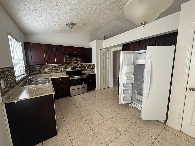 1101 Winding Water Way — Photo 2