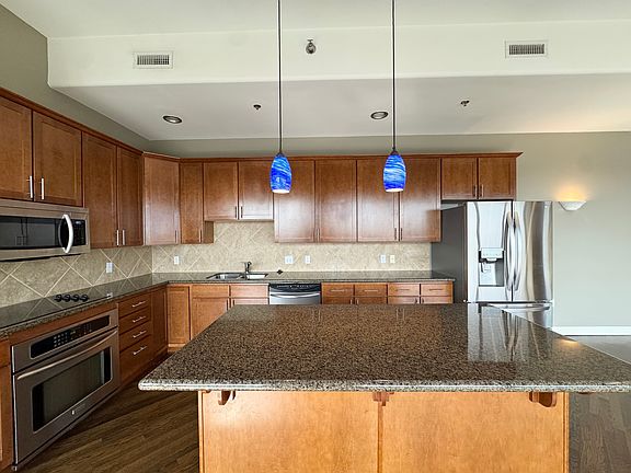 3rd image of 600 Admiral # 1902 Blvd
