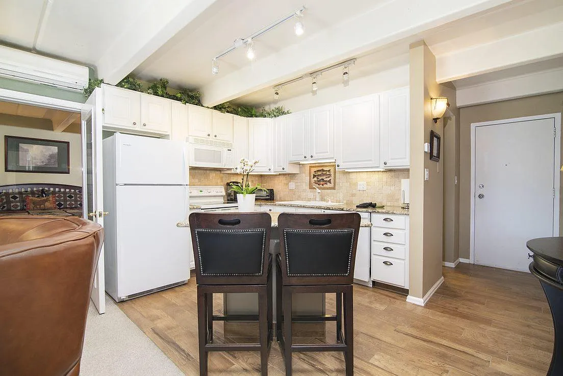 2 bed, 777 sqft, $3,200 — Photo 2