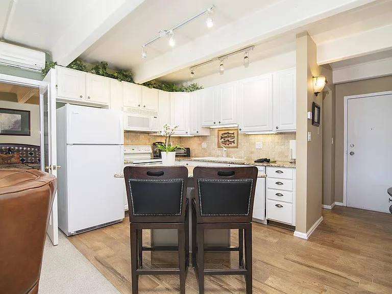 220 E La Bonte St #319 — Photo 2
