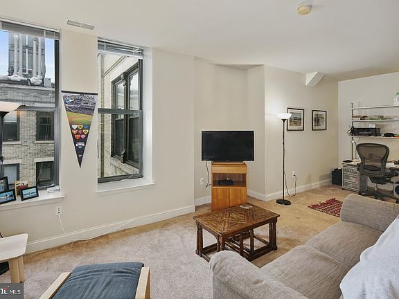 2nd image of 1001 Chestnut St #1005W