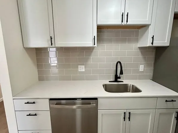 635 E Seneca Tpke, Syracuse, NY