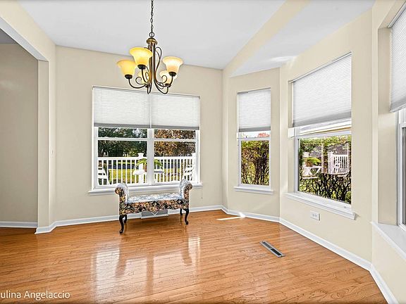5th image of 19 Rocking Horse Ln