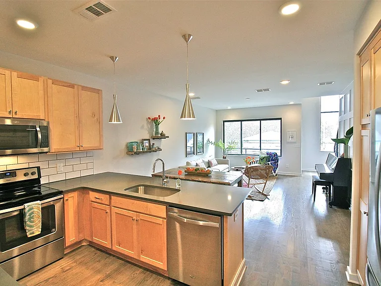 1029 Chester Ave — Photo 12