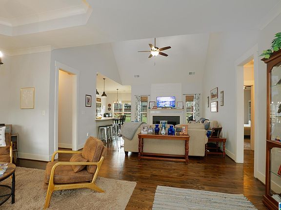 5th image of 329 Farmingdale Ln