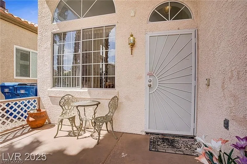 3 bed, 2.5 bath, 2001 sqft, $2,600 — Photo 2