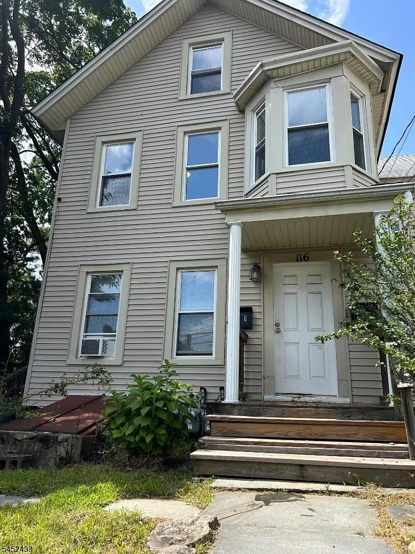 4 bed, 1.0 bath, $2,600 — Photo 1