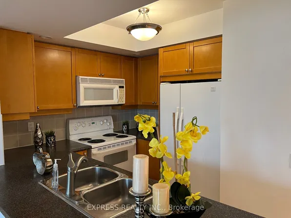 15 Northtown Way #1024, Toronto, ON M2N 7A2