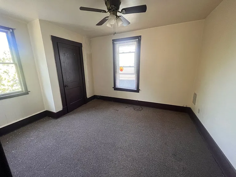 925 Leeds Ave — Photo 9