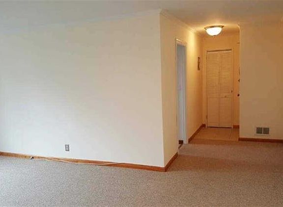 2nd image of 2345 Linwood Ave APT 5C