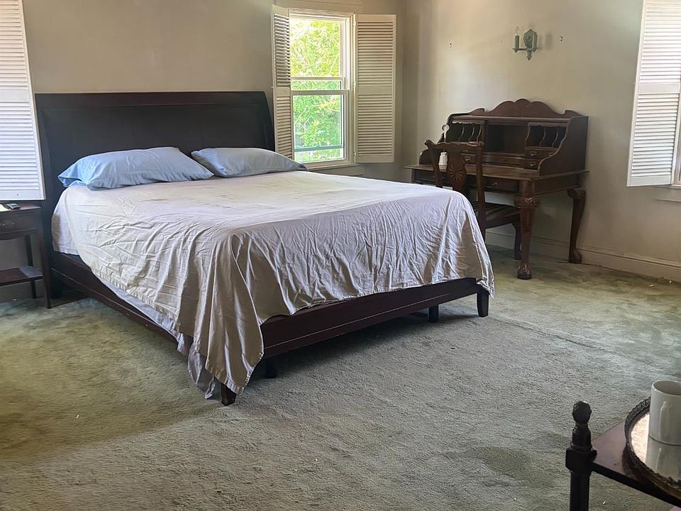 2nd image of 208 W Knoles Way