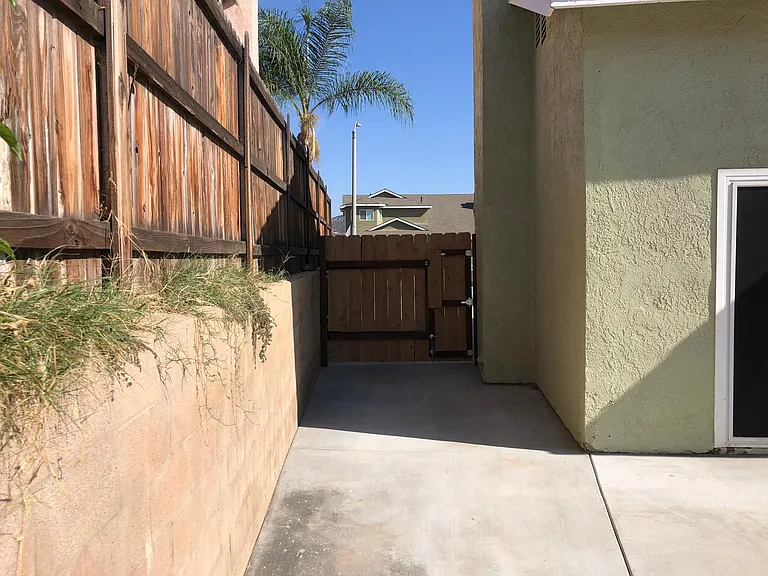 Backyard side large gate (7 feet)