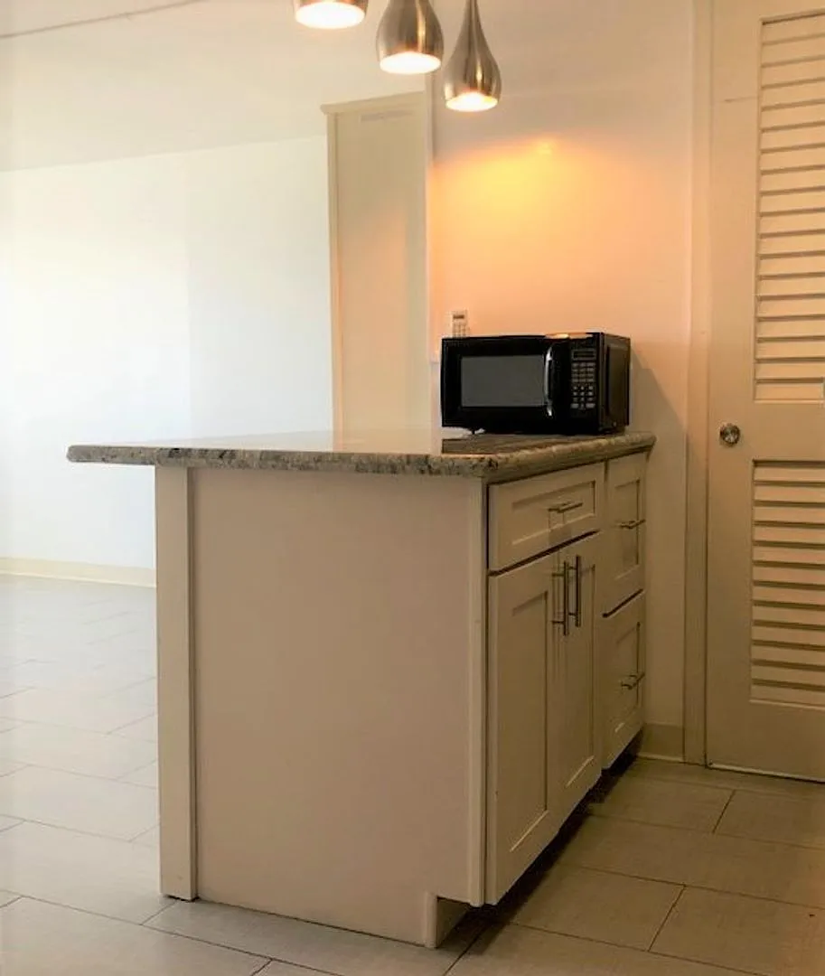Upgraded Studio Unit at the Five Regents in Convenient Salt Lake w/ Parking — Photo 4