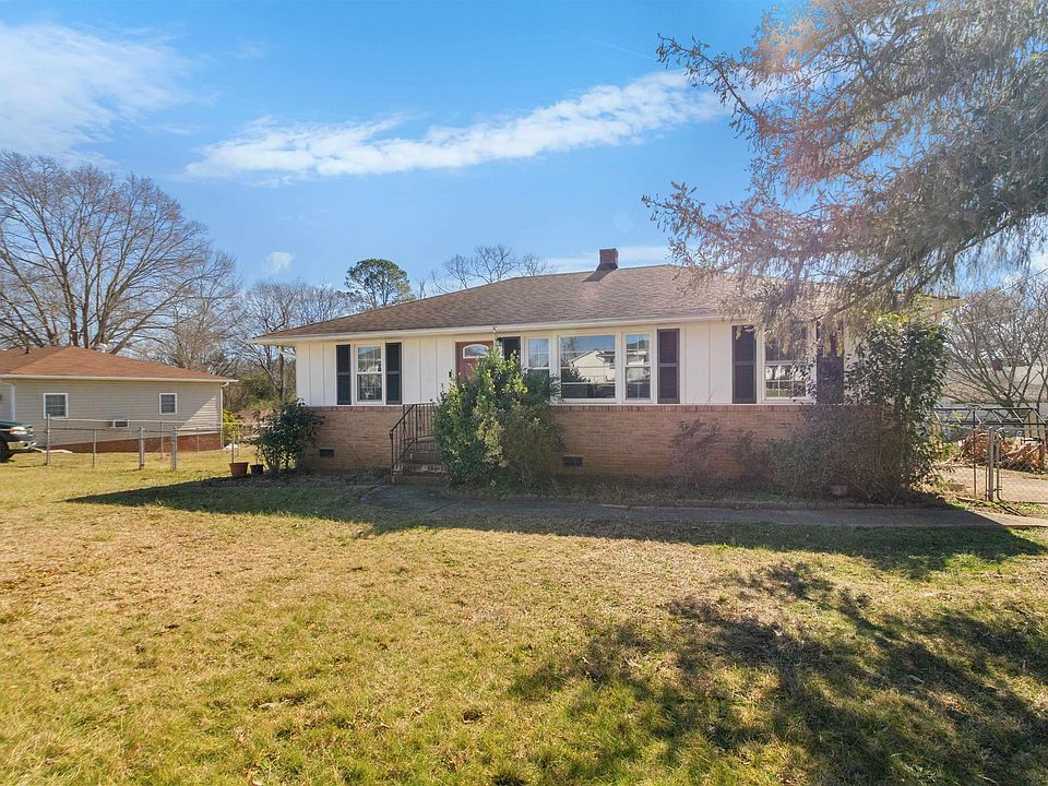 1st image of 215 Derwood Cir