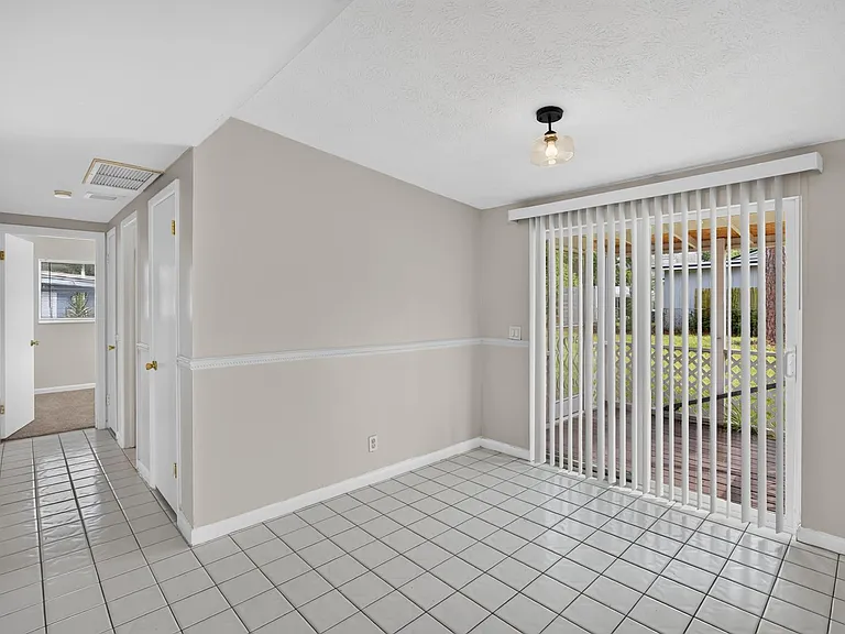 87 Saratoga Cir S — Photo 5