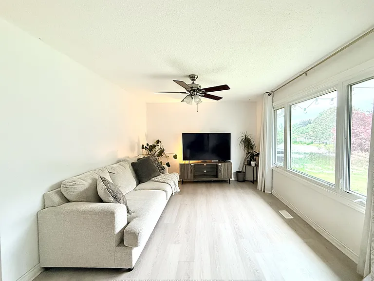 49 Woodlawn Ave — Photo 4