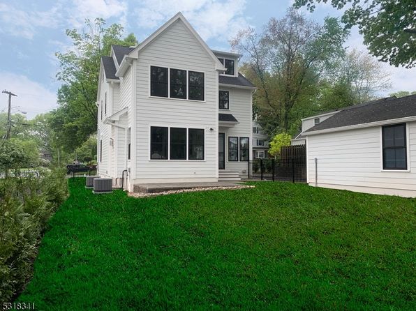 22 Edison Dr, Summit City, NJ 07901