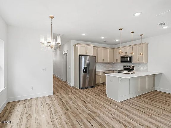 3rd image of 924 Grace Ave