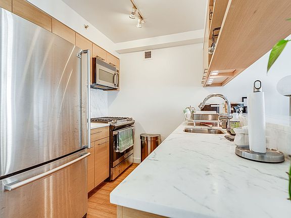 5th image of 100 W 39th St APT 40A