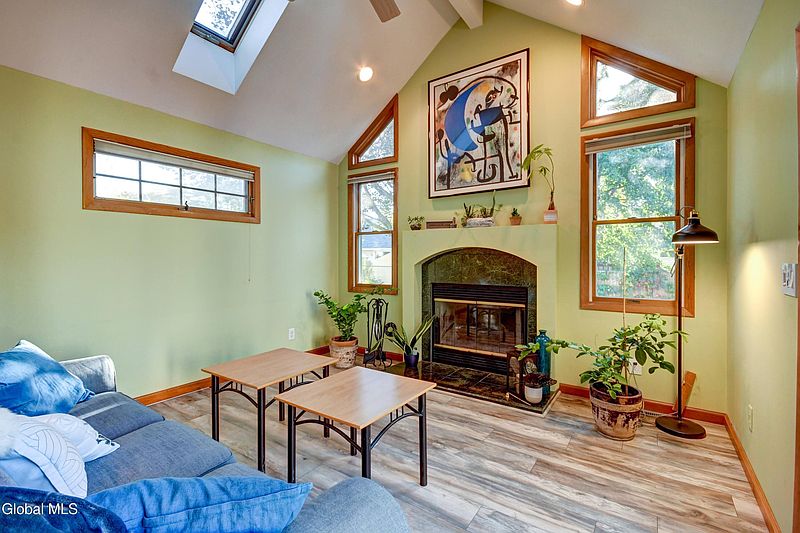 5th image of 174 Ward Avenue